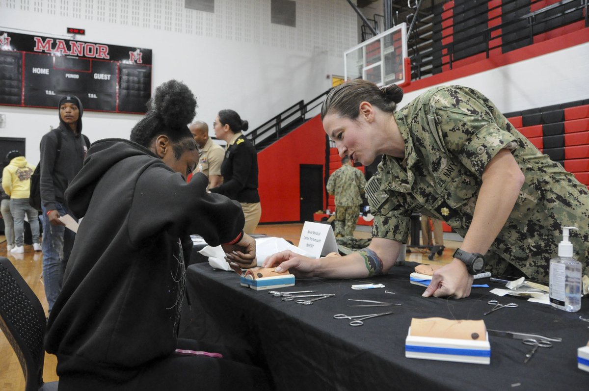 #STEMSaturday @USNavy #Sailors from Naval Medical Center Portsmouth and the Navy and Marine Corps Force Health Protection Command attended a STEM event at Manor High School to educate and inspire students about STEM studies.