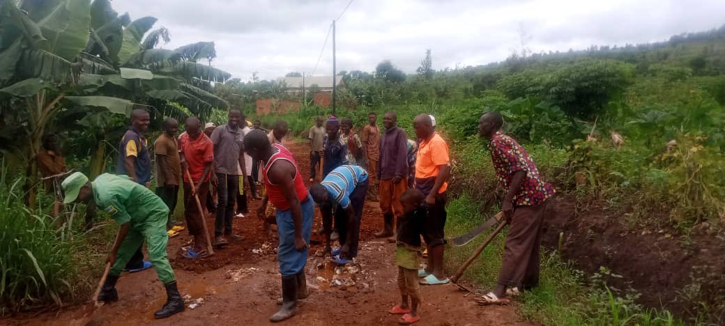 None kuwa 27/04/2024 nk'ahandi hose mu gihugu cyacu,mutugali twose tugize Umurenge wa Musaza hakozwe umuganda usoza ukwezi kwa Mata,muri uyu uyu muganda twibanze 
✍️Gusana imihanda yangirijwe n'imvura
✍️Gucukura imirwanyasuri
✍️Gusana amazu y'abatishoboye