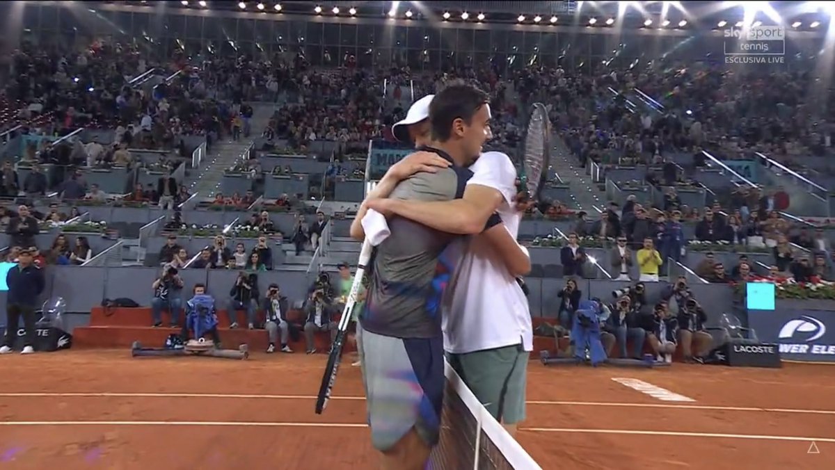 Che abbraccio meraviglioso <a href="/janniksin/">Jannik Sinner</a> <a href="/lorenzo_sonego/">Lorenzosonego</a> <a href="/atptour/">ATP Tour</a>