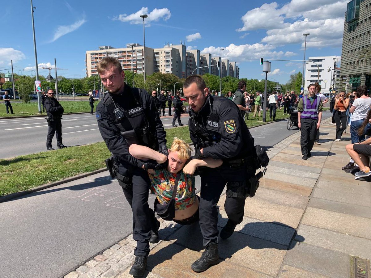 Schmerzgriffe bei der Auflösung der ungehorsamen Versammlung der #LetztenGeneration in #Dresden durch die Polizei!! Warum?? Die Aktivist:innen lassen sich ohne Widerstand wegtragen. Unnötig! #DD2704