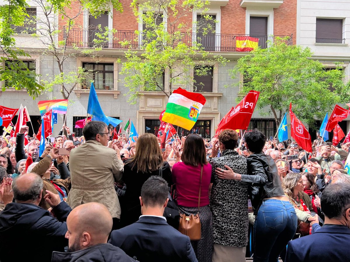 Qué emoción ver a miles de socialistas y demócratas apoyando a @sanchezcastejon. No podemos rendirnos. Basta ya de acoso, bulos y descalificaciones. Tenemos que seguir defendiendo la verdad, la democracia. Pedro, estamos contigo.