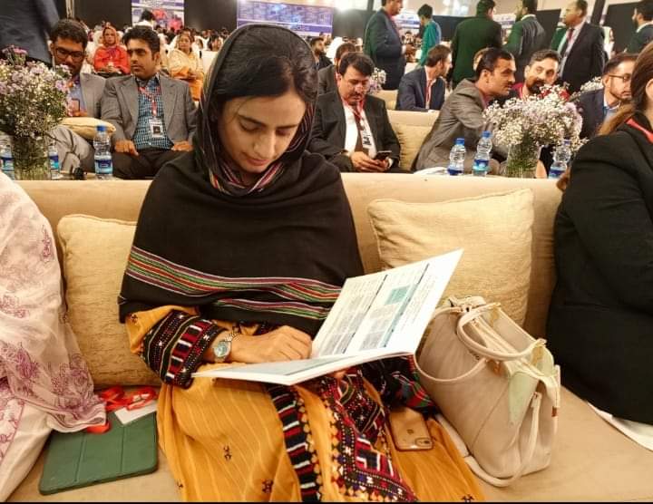 BasitBaluch7's tweet photo. شیرزال
۔گودی کامریڈ ڈاکٹر مہارنگ بلوچ https://t.co/xQnlgGVldH