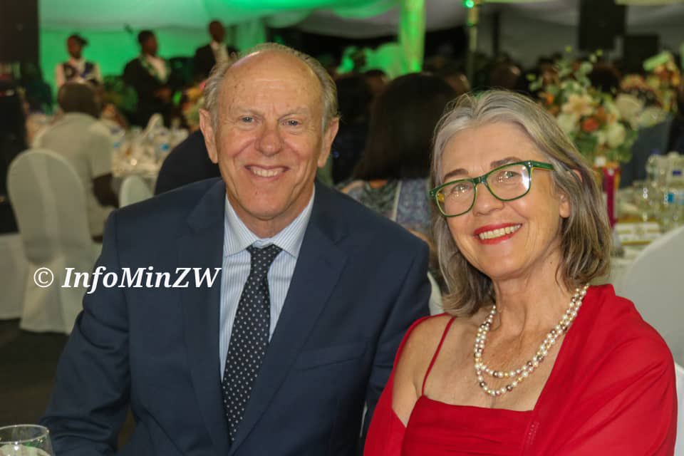 David Coltart CCC Mayor of Bulawayo attended a state dinner with his wife which was hosted for Kenyan President William Ruto.This was after receiving President ED Mnangagwa at Joshua Mkomo Airport... MaCCC Taurai tinzwe... Muchasvinura ‼️