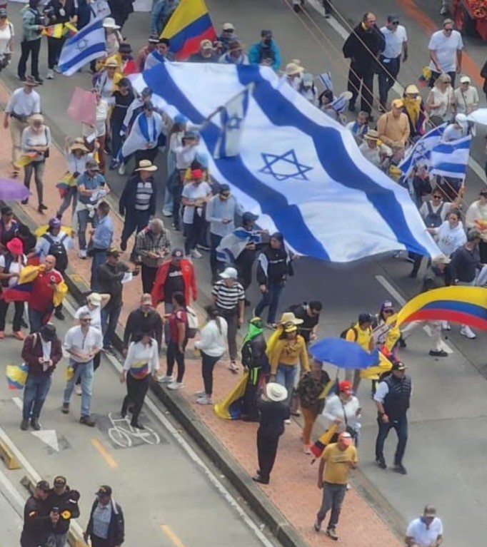 Yo sí prefiero la bandera del M-19 que hizo la paz y ayudó a construir nuestra constitución de 1991, y no a la bandera del Sionismo que sigue masacrando al pueblo palestino, que la derecha colombiana muestra orgullosamente en cada una de sus marchas.