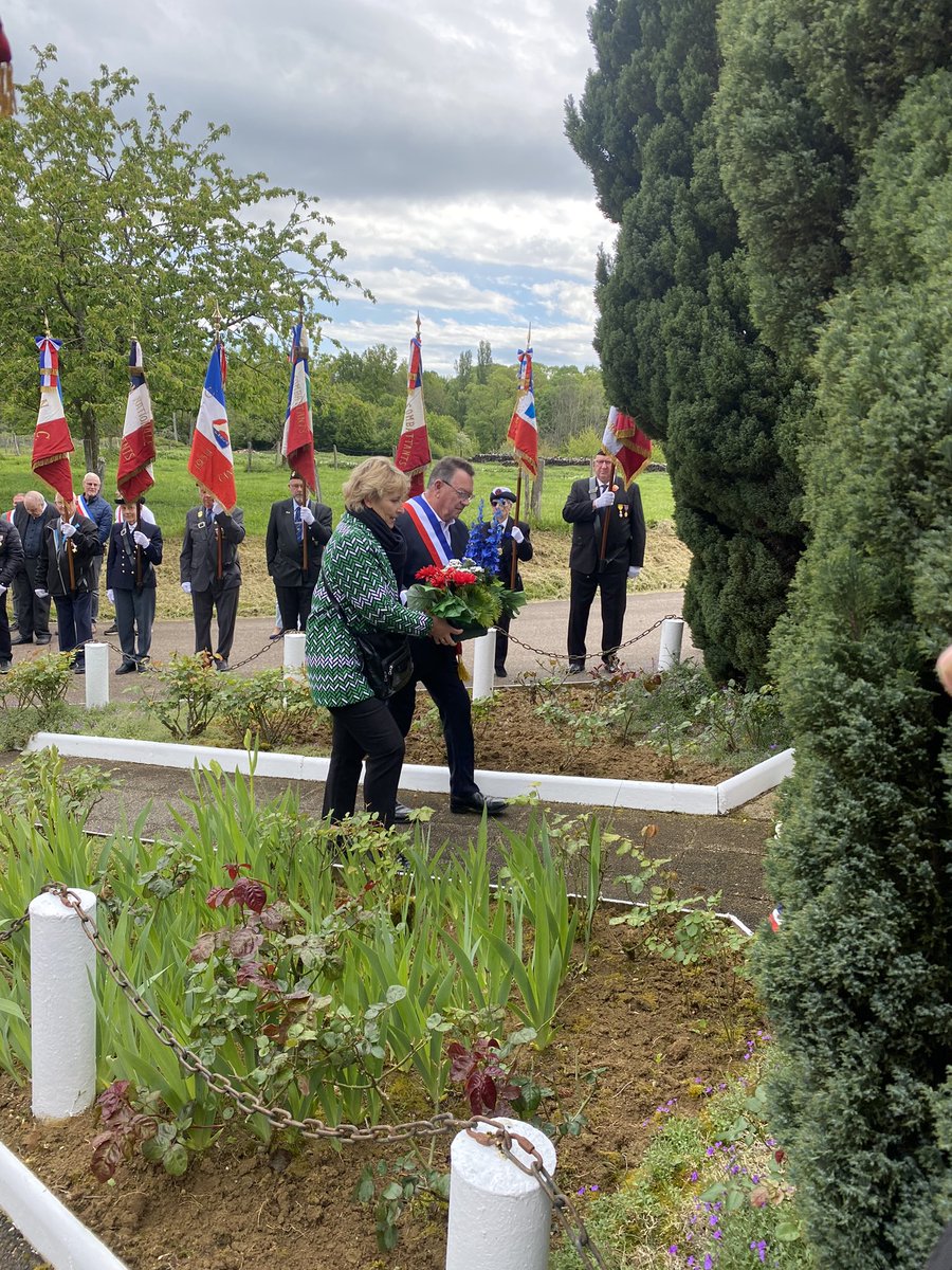 AudePocchiola's tweet photo. Ce matin, à Navilly, très belle cérémonie devant la stèle érigée en mémoire du maquis Dubois. Les maquisards contribuèrent à libérer il y a bientôt 80 ans des secteurs des départements du 71-39 et 21. #navilly #résistance #saoneetloire @lejsl https://t.co/z13960CmYi