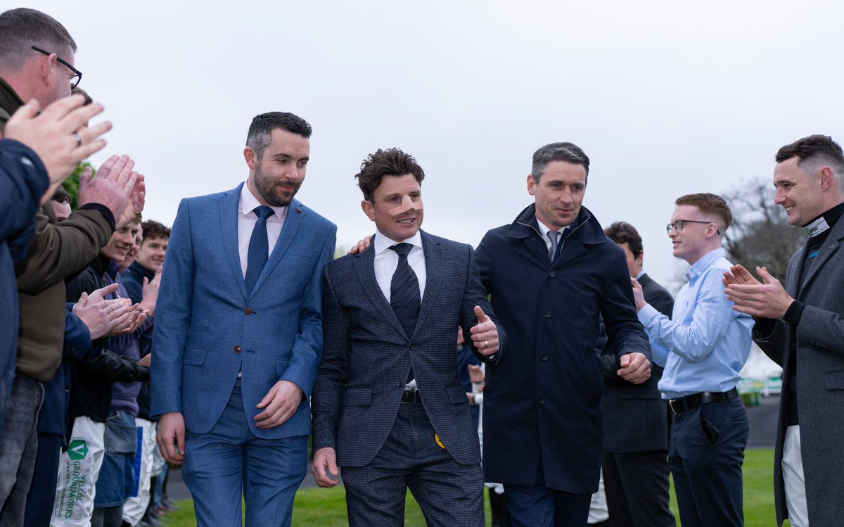 Aidan Coleman, Jamie Moore and Paddy Brennan receive a guard of honour following their retirements this season 👏