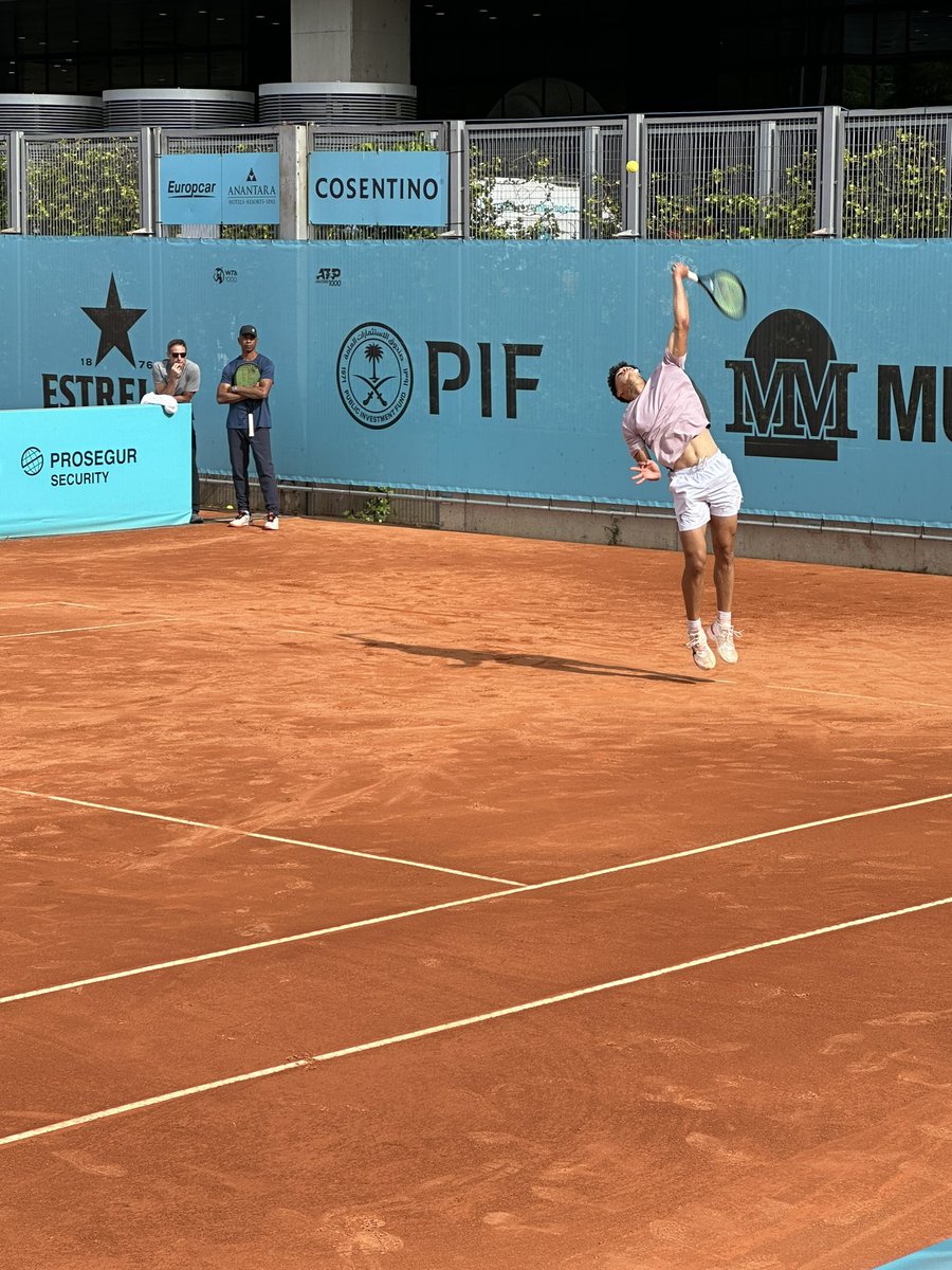 Watched Dimitrov & Shelton practising @MutuaMadridOpen …both were crushing it especially on those particular shots e.g. some pronation on Ben’s serve 😉