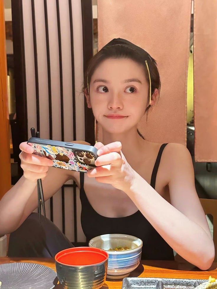 ️️ ️️
Memikirkan cara supaya pandai main hero selain Miya ini cukup mengurangi selera makan. 
️️ ️️