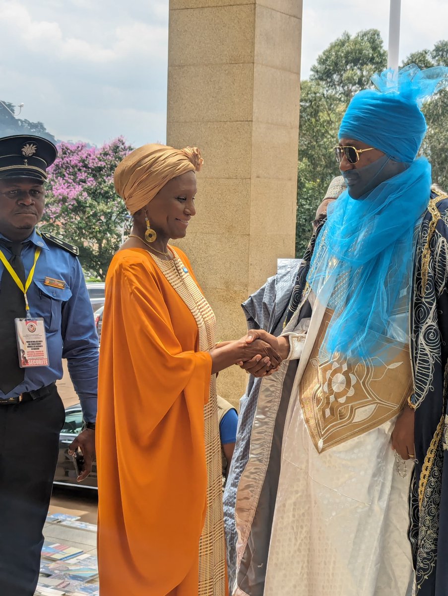 #PourChaqueEnfant, une identité légale
Arrivée de Sa Majesté Nforifum Nabil Mbombo Njoya au Forum des Maires sur l'enregistrement des naissances. Il est accueilli par la Représentante
@NPerraultUNICEF