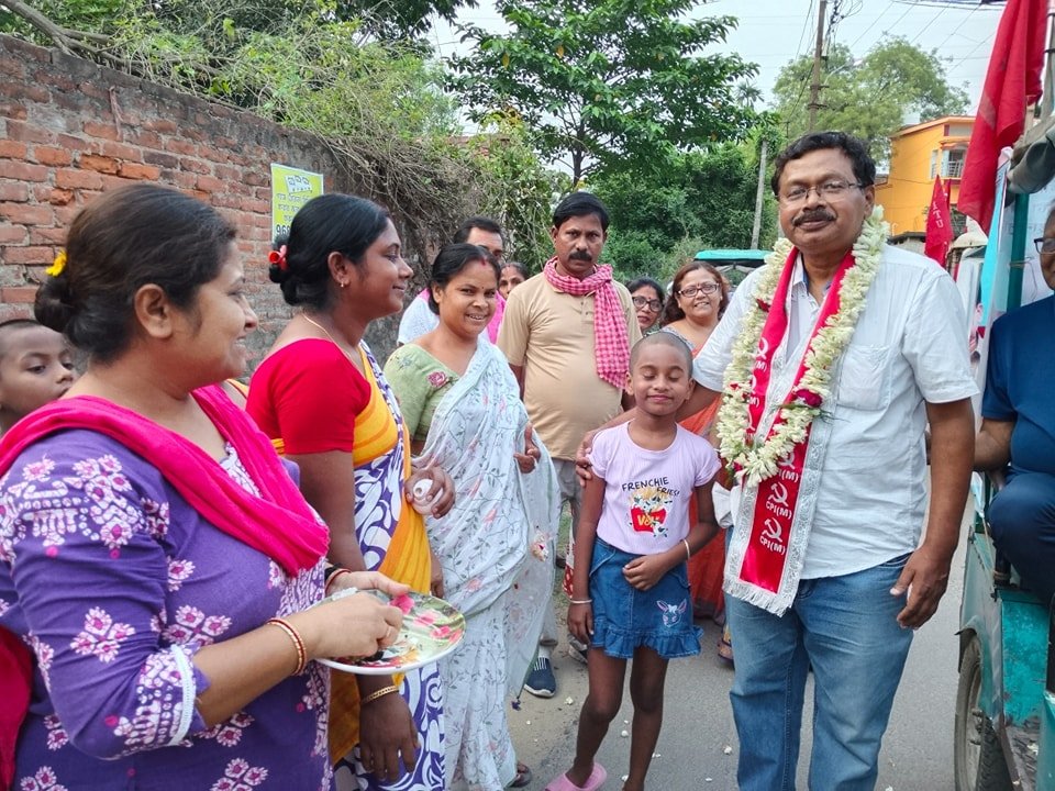 In West Bengal, CPI(M) candidates, along with party activists and local leaders, are conducting door-to-door outreach campaigns. Comrades Manadip Ghosh and Sujan Chakraborty, contesting from the Hooghly and Dum Dum Lok Sabha constituencies respectively, are actively participating…