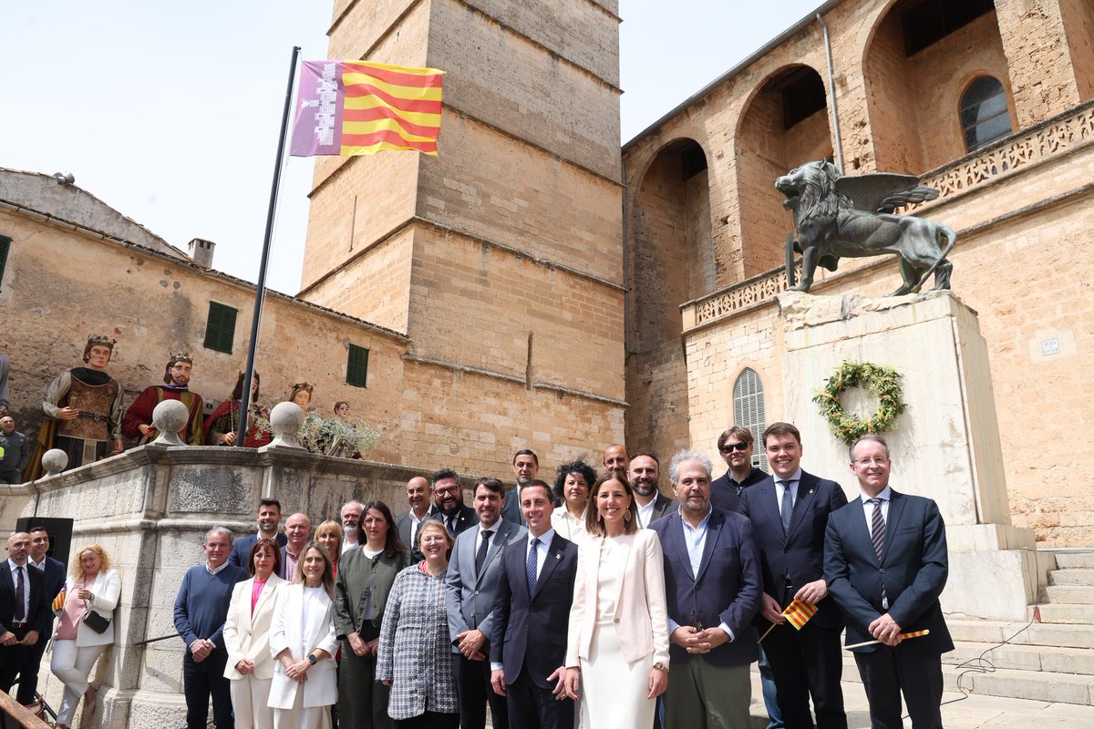 Avui al cor de Mallorca, als peus de l'Església de Santa Maria de Sineu, celebram els 40 anys de l'aprovació oficial de la bandera de Mallorca: símbol d'identitat, història i unitat de tots els que, amb orgull, som part d'aquesta terra. @Ll_Galmes @AntoniaRoca @ginardsala