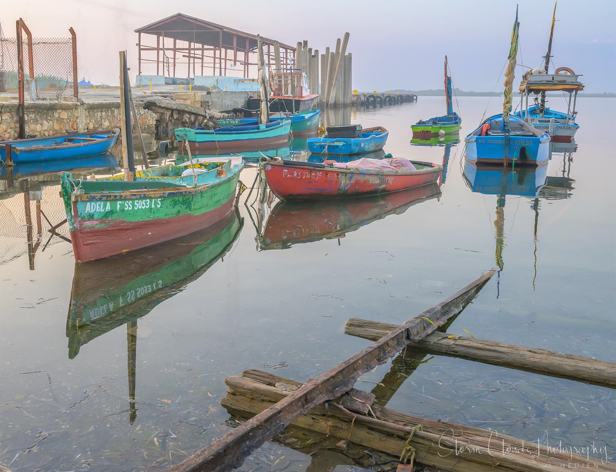 In #Cuba 🇨🇺 some #fishing 🎣 #boats 🛶 😍 at #sunrise. #vintage #seashore #travelphotography #naturephotography #beautiful #photography #natgeo #natgeophotos #nikonoutdoors #thephotohour #natgeoyourshot #zcreators @hey_ihtst #patina_transport  @riyets @discovery