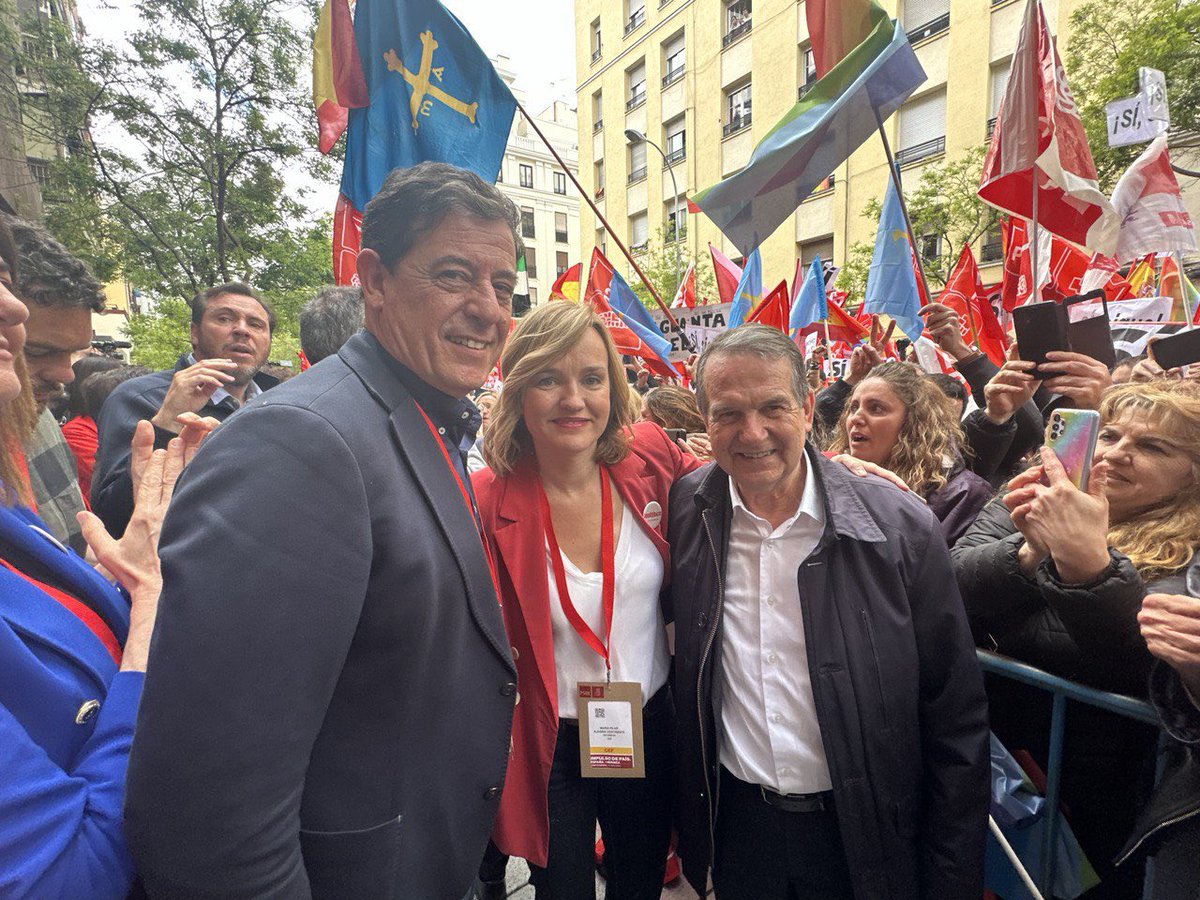 GRAZAS! Polo ánimo, polo apoio, por acudir en masa hoxe a Ferraz. En Galicia os socialistas vivimos en carne propia a política sucia de Feijóo. Agora faino en Madrid: canto peor, mellor. Fronte a iso: nin un paso atrás.