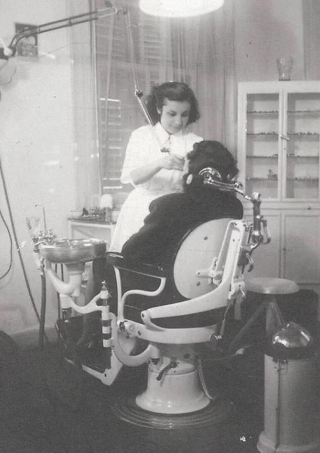 1945, İzmir. Türkiye'nin ilk kadın Ortodontisti Ayşe Mayda.