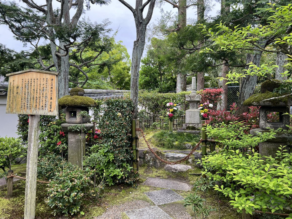 今日は京都の宇治へ行ってきました。あいにくのくもり時々雨。なんか羽アリがいっぱい飛んでましたけど、こんなでしたけ？💦平等院の本堂に入るのに２時間待ちで、今回は諦めました。接する寺院に源頼政氏のお墓がありました。あの『鎌倉殿の13人』で誰やったかな？と思い出すまで時間かかりました😔