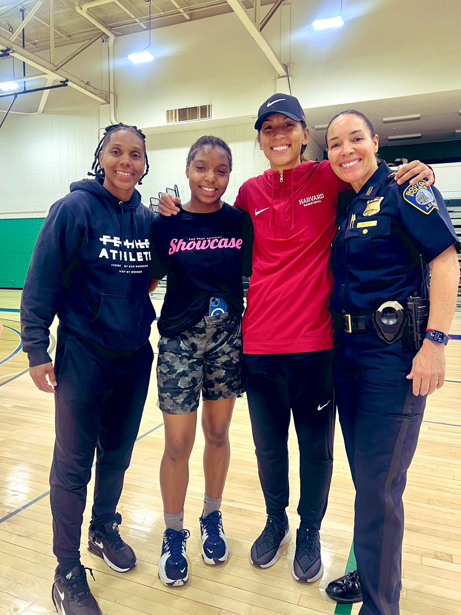 What a turnout at the “Ladie’s Takeover Night” by Hoops Collaborative @herc42! 🏀❤️💪🏽#Ourgirls #Ourfuture #Ournow