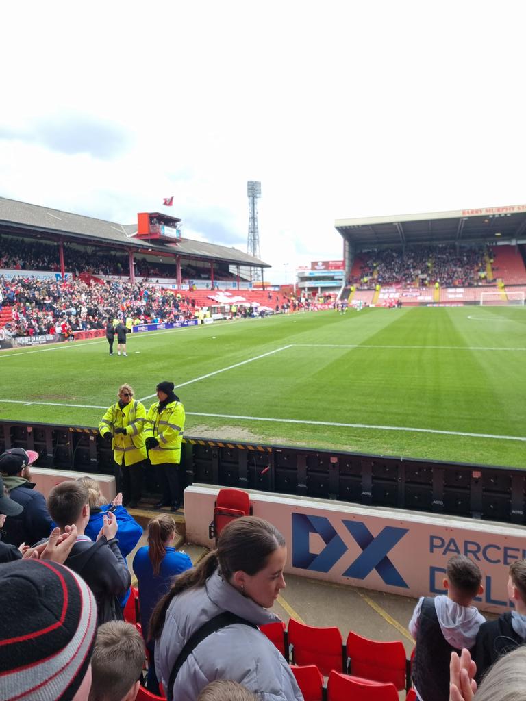 DuncanKWhite1's tweet image. Enjoying the bread and circus with my son at #Oakwell #UReds