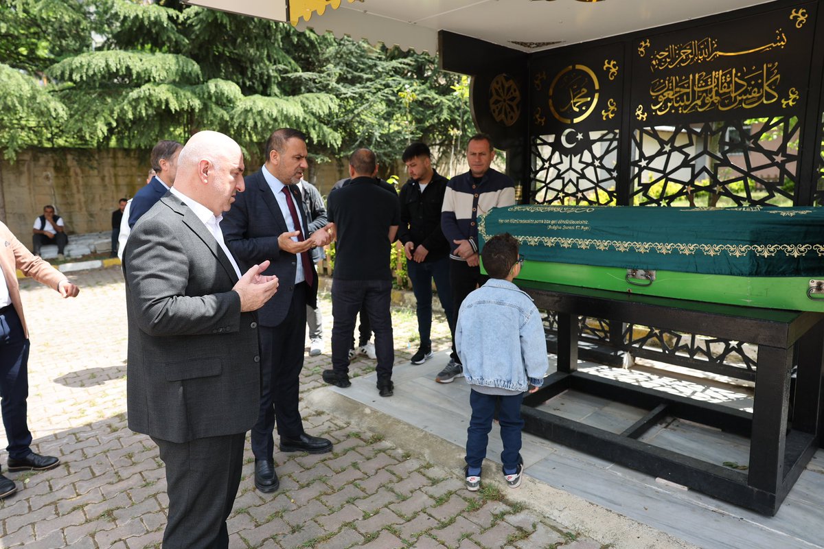 Ahirete irtihal eden Yüksel Aydemir’in cenaze namazına katılarak son görevimizi yerine getirdik. Merhuma Allah’tan rahmet, kederli ailesine baş sağlığı diliyorum.