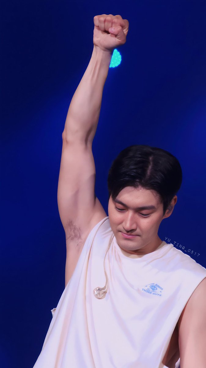 手臂的青筋💙 #superjunior #슈퍼주니어 #superjuniorlss #superjunior_lss #슈퍼주니어_LSS #TheShow_Th3eeGuys_in_Taipei #시원 #siwon #始源 #崔始源