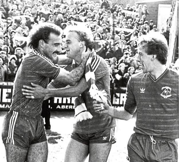 On this day 39 years ago Aberdeen secured their 2nd successive Scottish Premier League title, their 3rd in 6 years after avoiding defeat against Celtic at Pittodrie. This is my favourite pic from what was a fantastic day.