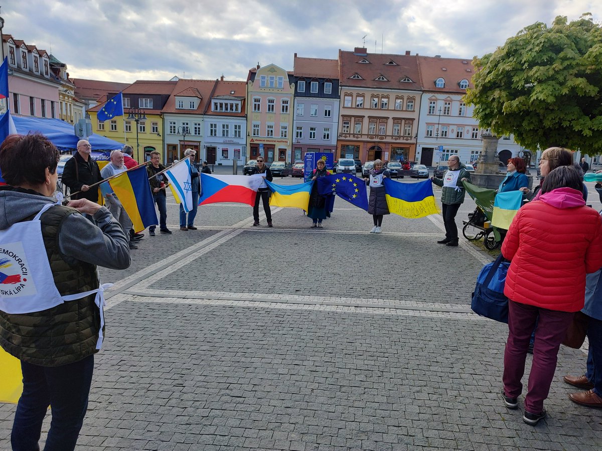 V České Lípě se náš stánek stal součástí místní pravidelné akce 'Kroky pro demokracii' na podporu Ukrajiny, kterou zde dělali už 113 týden po sobě!