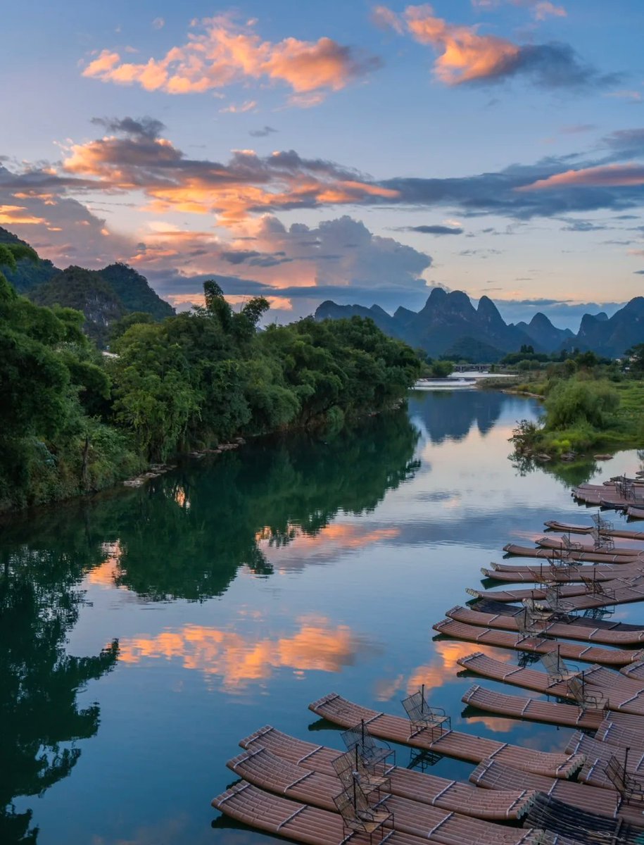 Guilin's landscape is the best in the world.
广西桂林 | 桂林山水甲天下~