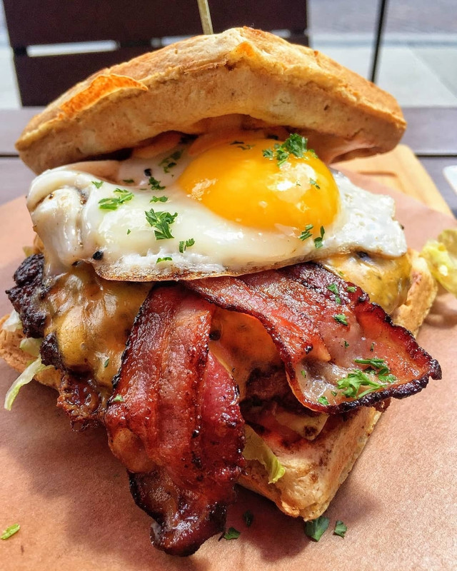 I want exactly what he is having! Who’s in for one of these beauties???? 😋 🥓 🥓 📷 @eatfamous Is this Breakfast, Brunch, Dinner or Lunch? (Let me know below 👇🏾) (👉🏽 SWIPE 🤤 WIPE 👉🏾 REPEAT) ⭐📷 Photo by me @ryhanks