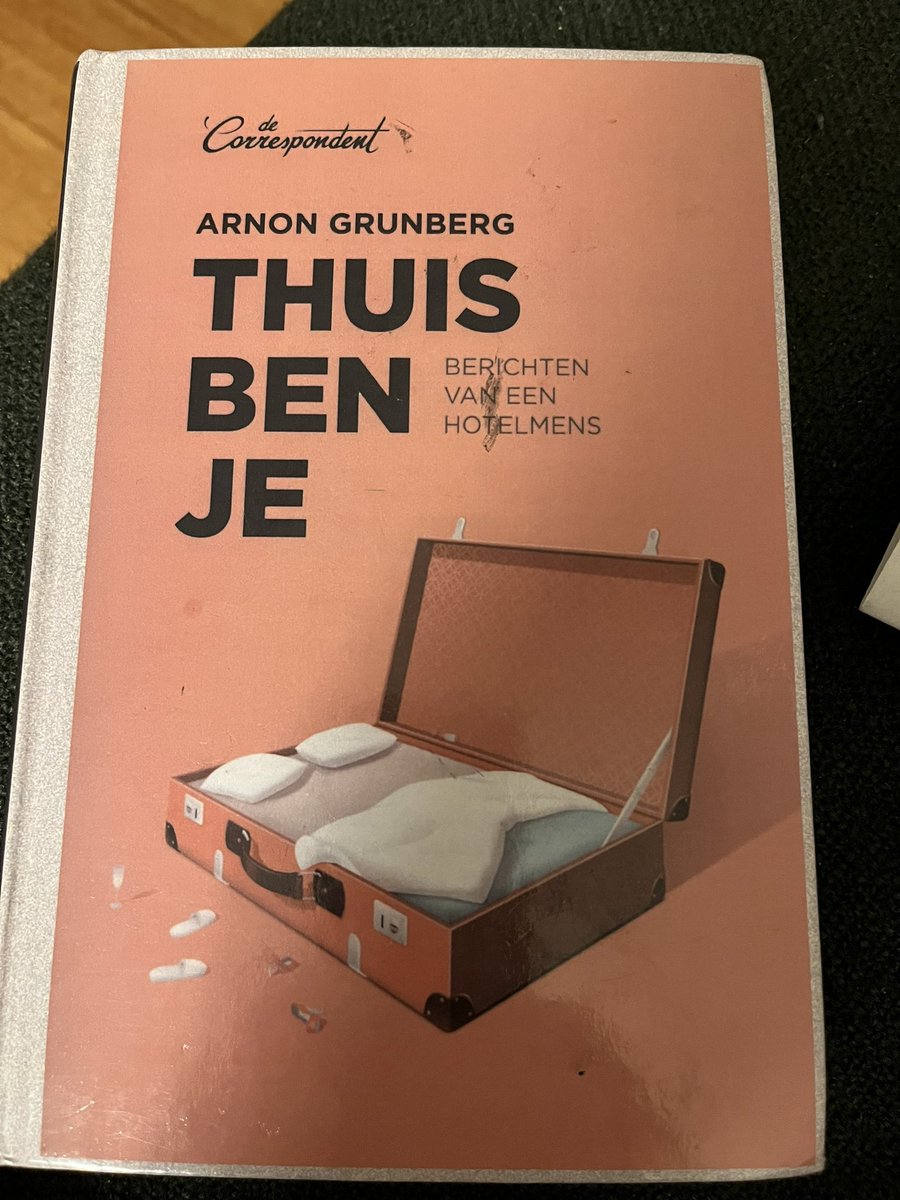 #boekperweek 30/52 Thuis ben je van Arnon Grunberg. 218 blz. Selectie v columns die auteur eerder publiceerde op online platform de Correspondent. Hij schrijft zeer persoonlijke stukken over zijn leven als moderne nomade. Humoristisch, diepzinnig en dus zeer onderhoudend.