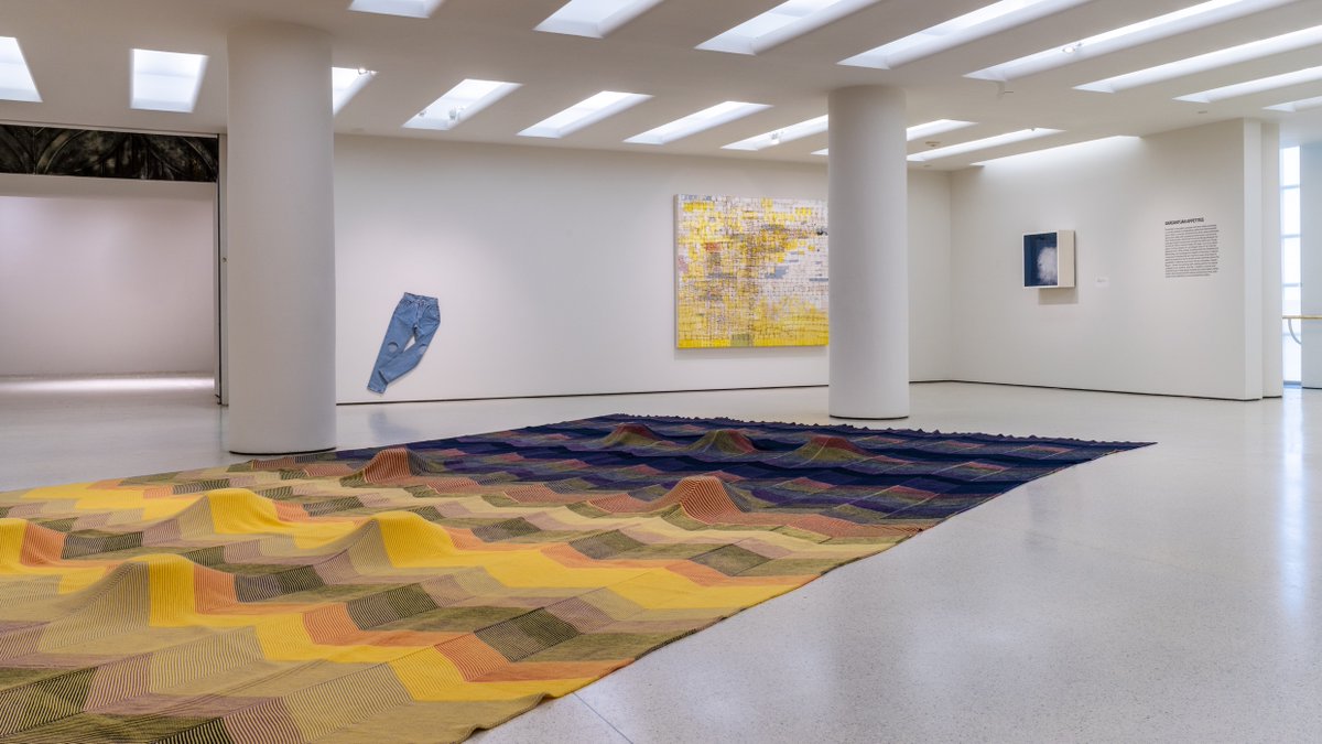 New Yorkeko Guggenheim Museoaren (@Guggenheim) 'By Way Of: Material and Motion in the Guggenheim Collection' erakusketak artista garaikideek sorkuntza artistikoaren eta materialen mugak nola gainditu zituzten erakusten du. 👉 2025eko urtarrilaren 12ra arte. #Guggenheim