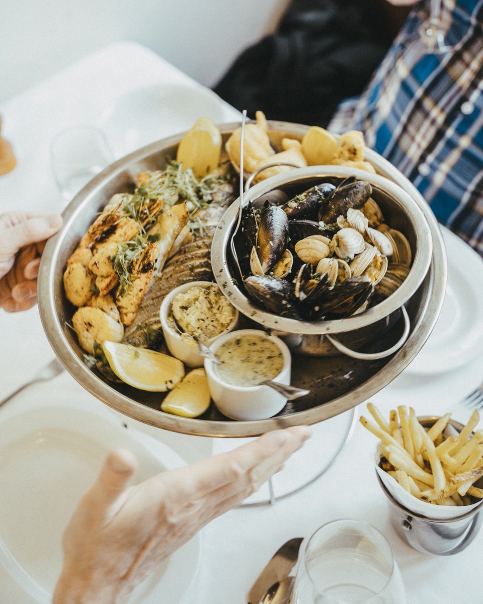 It's the weekend! And what better way to spend it than enjoying a long leisurely meal with friends at English's? Book a table now at our website 👇 loom.ly/JJnqdhM We look forward to welcoming you! #englishs #englishsofbrighton #seafood #restaurantbrighton