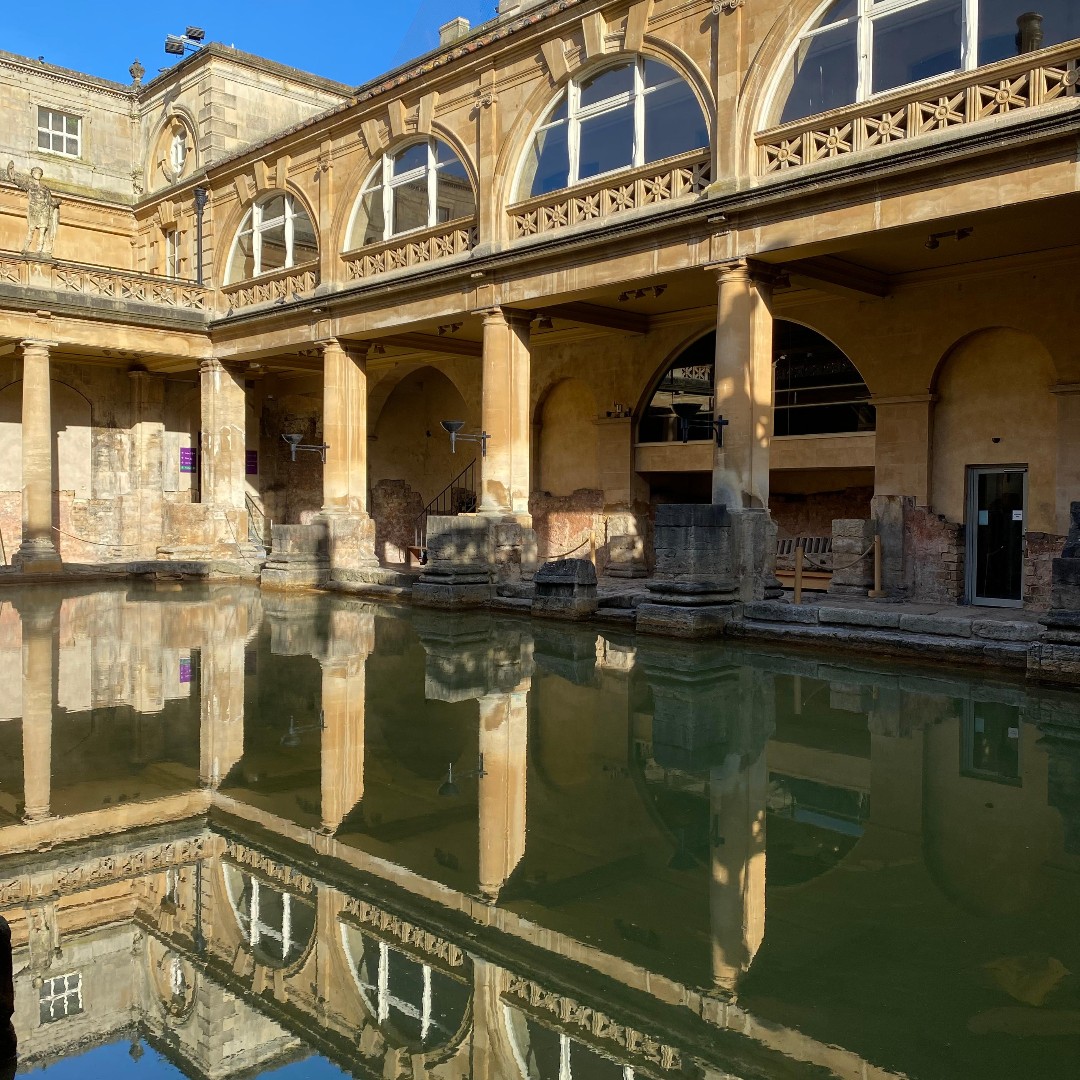 Good morning from the Roman Baths. Here's an image of the Great Bath with the covered Inner Terrace above. Have a great weekend!
#RomanBaths #RomanBritain #VisitBath #ReflectionPhotography
