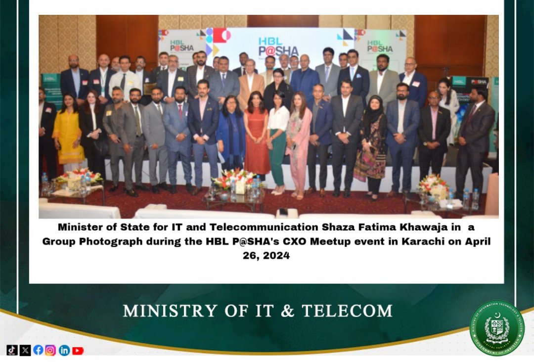 Minister of State for IT and Telecommunication Ms. Shaza Fatima Khawaja in a group photo at the HBL P@SHA's CXO meetup event in Karachi. @ShazaFK #MOITT #investinPakistan #digitalhubpakistan