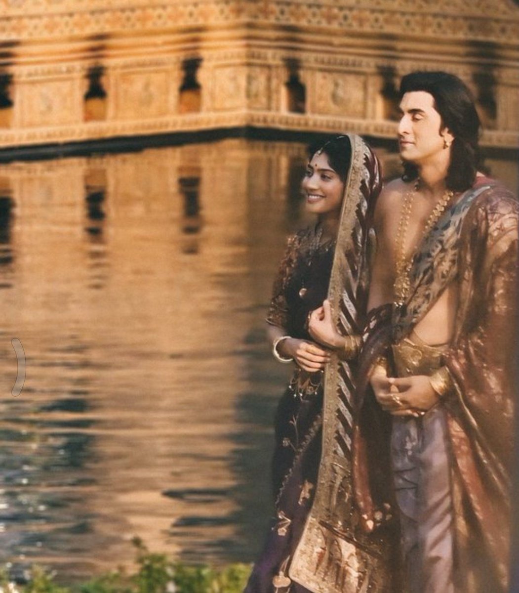 Ok then, I am sold. Leaked images from the set of #Ramayana #RanbirKapoor seems to have got the 'saumyata' of Lord Rama on point. And #SaiPallavi looks divine as #Sita. The look is good. Now let's see if #NiteshTiwari can deliver the final product... Pics: @ZoomTV