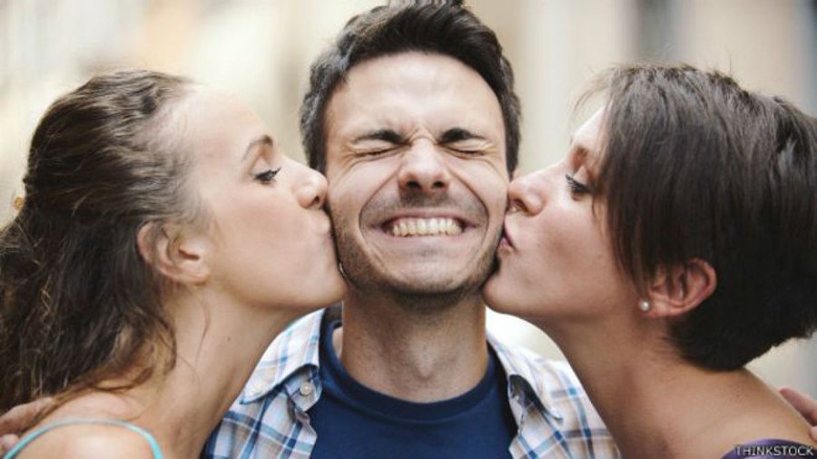 Recomanació de #boncatala del 27 d'abril:

L'expressió "fer la pilota" (adreçar a algú lloances falses o exagerades) és castellana.

En català ho podem dir amb els verbs 'ensabonar', 'raspallar', 'adular', 'llagotejar', fer la gara-gara, etc.

Us agrairé molt que ho feu córrer!