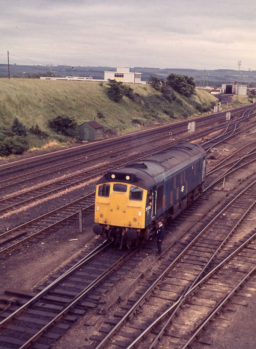 Just over a year later and the headcode blinds have been replaced with the twin spot “domino” panel, 25065 light engine pauses at Millerhill, June 1977 #Raturday 📸 David Hills