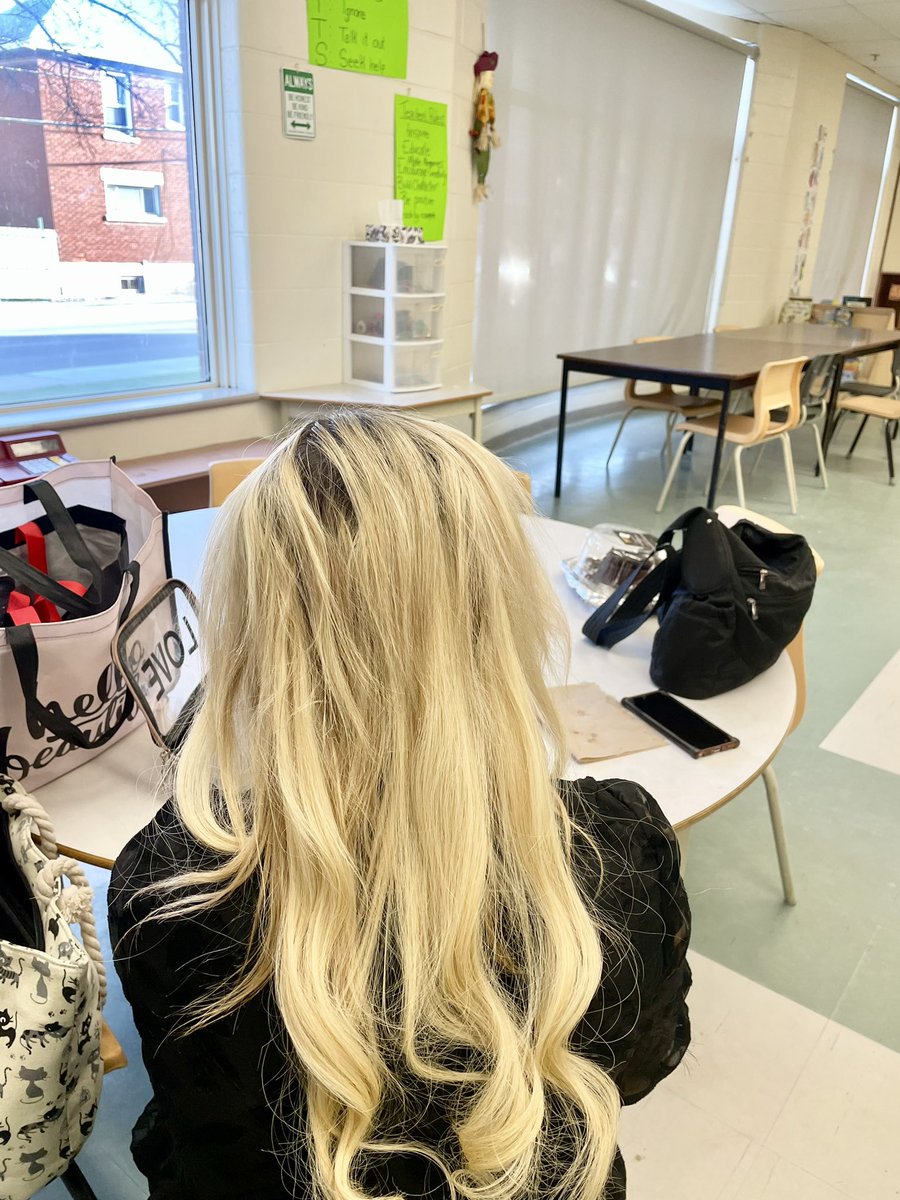 When Miss Asma styles your hair after EDP is over 💁🏼‍♀️💆🏼‍♀️💃🏻💕 #babyblonde #naturalblonde #tape-inhairextensions #schoolboard #ece