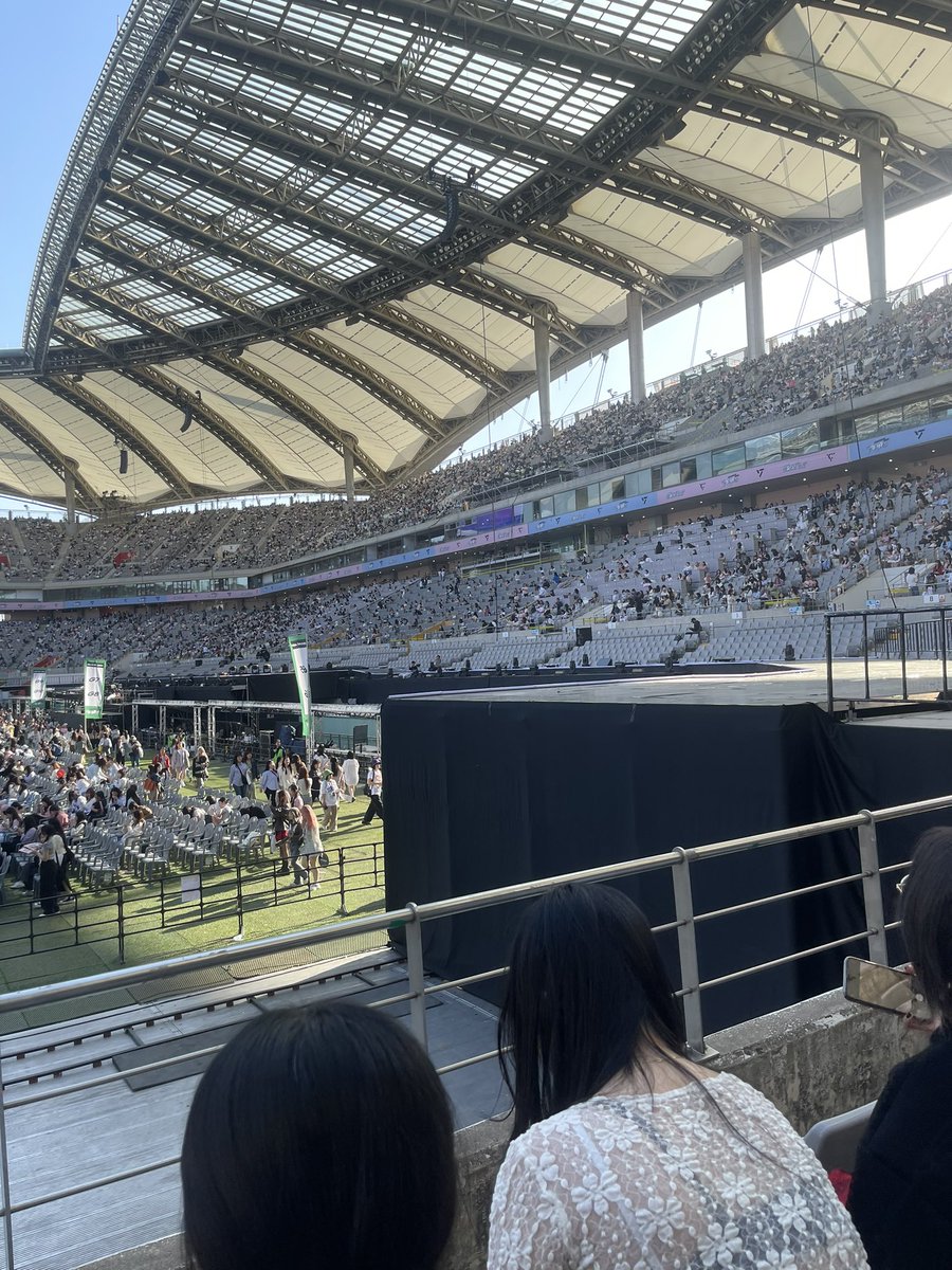 상암 팔로우 앙콘
E구역 10열(실질3열) 돌출 시야여😻😻