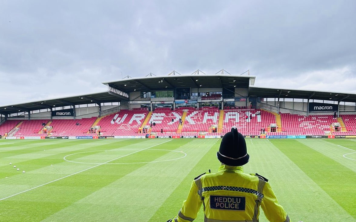 You’ll see a police presence at the @Wrexham_AFC 🆚 @StockportCounty game. We’re just there to make sure that you, your family & friends have a safe & enjoyable time. We’d like to congratulate both clubs on promotion & hope that today is a great day for all involved #WxmAFC