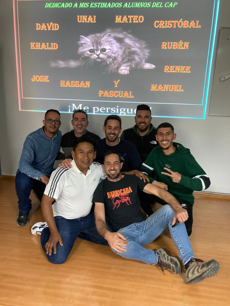 StrongRoot666's tweet image. Curso terminado!!. #CAP  Voy a hechar de menos todos estos días y sobretodo al profesor Andrés. Todo un Ejemplo. Persona inteligente y con un nivel que no te lo esperas en una autoescuela. Da gusto escucharlo hablar y te das cuenta de lo que le importan sus alumnos.
