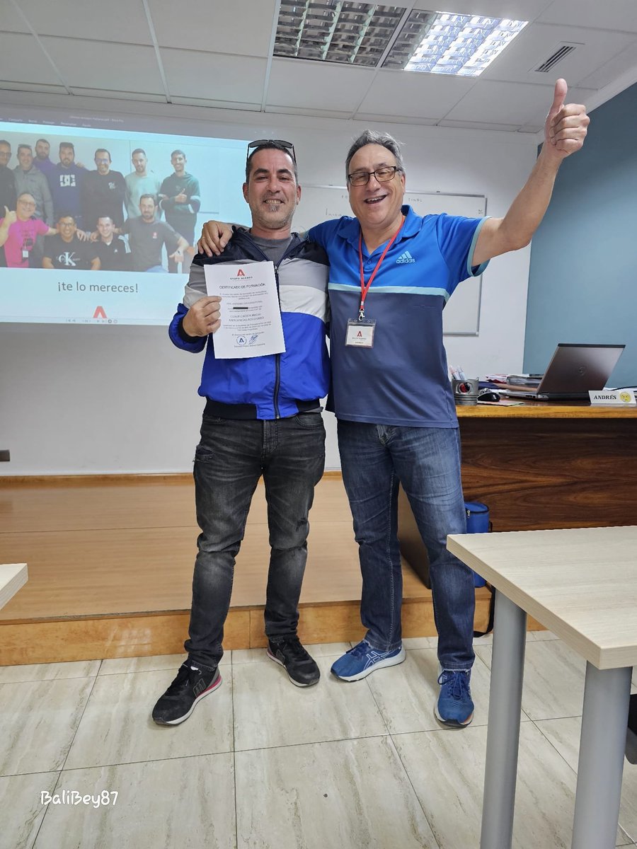 StrongRoot666's tweet image. Curso terminado!!. #CAP  Voy a hechar de menos todos estos días y sobretodo al profesor Andrés. Todo un Ejemplo. Persona inteligente y con un nivel que no te lo esperas en una autoescuela. Da gusto escucharlo hablar y te das cuenta de lo que le importan sus alumnos.