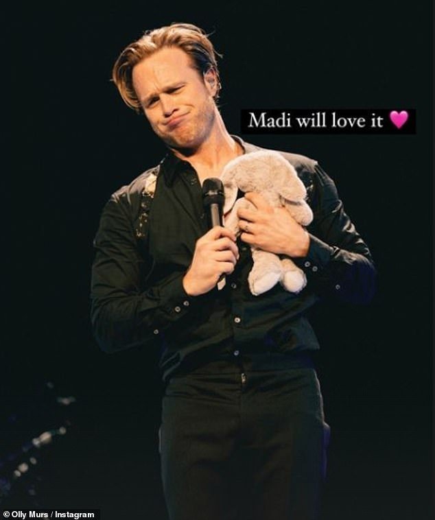Breaking:  Olly Murs shares he’s juggling nappies and late nights as he gives insight into fatherhood while on-stage at Take That tour nybreaking.com/olly-murs-shar… #Entertainment #Ameliatank #dailymail