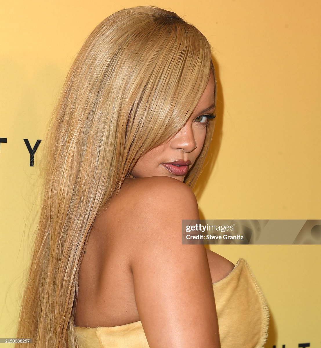 Rihanna at her Fenty Beauty event in Los Angeles tonight 💖 (via Getty Images)