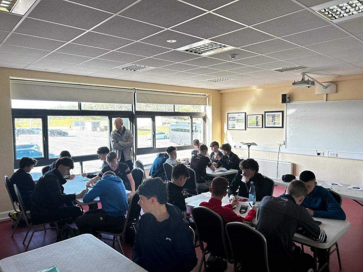 Junior cert grinds up and running this morning at @sligogaa centre in scarden. Helping our U15 and U16 footballers and hurlers as the prepare for exams. Thanks to keelan and fergus 🏁👍🏁👍 @ConnachtGAA