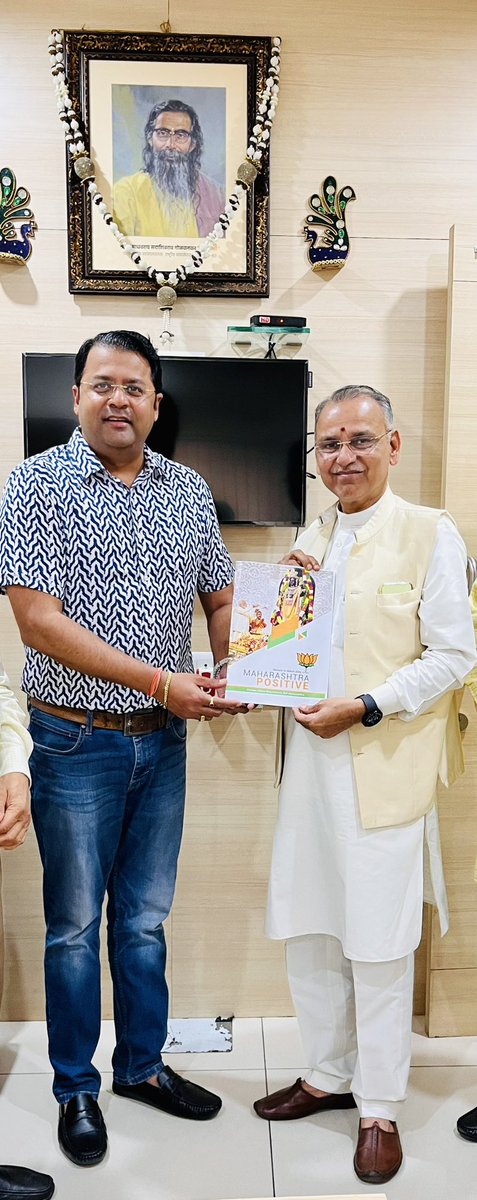 Had an opportunity to present #MaharashtraPositive newsletter (Jan - March 2024) to Sh @RavibhusariBJP ji, former Org - General Secretary of @BJP4Maharashtra @Dev_Fadnavis @cbawankule @vijai63 @deshmukRadhika @VideshVibhagMH