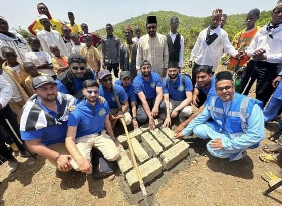 Delighted to see volunteers from @UKMuslimYouth proactively visiting #Guinea in West Africa where they are raising funds for @HumanityFirstUK to build a new Primary #School in Mori-Khoria in the Kindia region