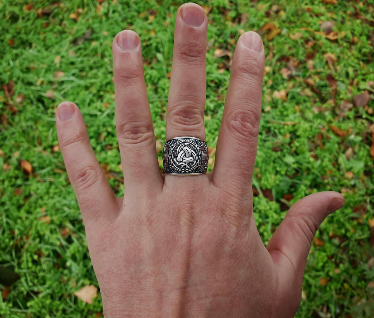 Odin horn ring

berloga-workshop.com/catalog/329-tr…

#vikingjewelry #exclusivejewelry #likeaviking #vikingstyle #norse #vikingring #ring #handmade #Odinmask #Odin #Triplehornring #Triplehorn #Odinring #Hugin #Munin #silverring #silverjewelry #vikings #handmadejewelry #OdinHornRing
