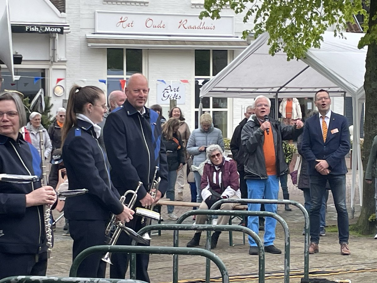 LaurenceHaack's tweet photo. #koningsdag2024 in #burghhaamstede. Geopend door Jan-Edu, de #voorzitter van de #dorpsraad. Optredens van De Witte van Haamstede en Popwave. #streekholders https://t.co/LtZwrsHkws
