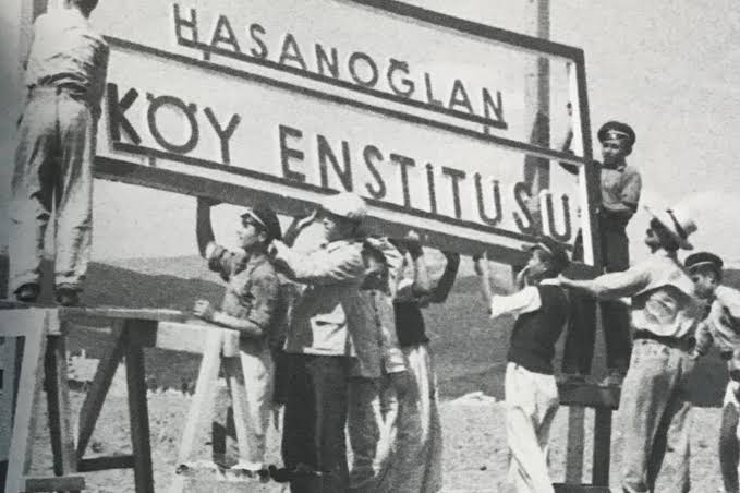 Tarihte Bugün: 1940 - Köy Enstitüleri'nin kuruluşuna ilişkin kanun kabul edildi. Köylünün eğitilmesini, kalkınmasını ve toprağa bağlanmasını amaçlayan Köy Enstitüleri, 1946'dan sonra klasik öğretmen okullarına dönüştürüldü.
#eğitim #köyenstitüleri #egt