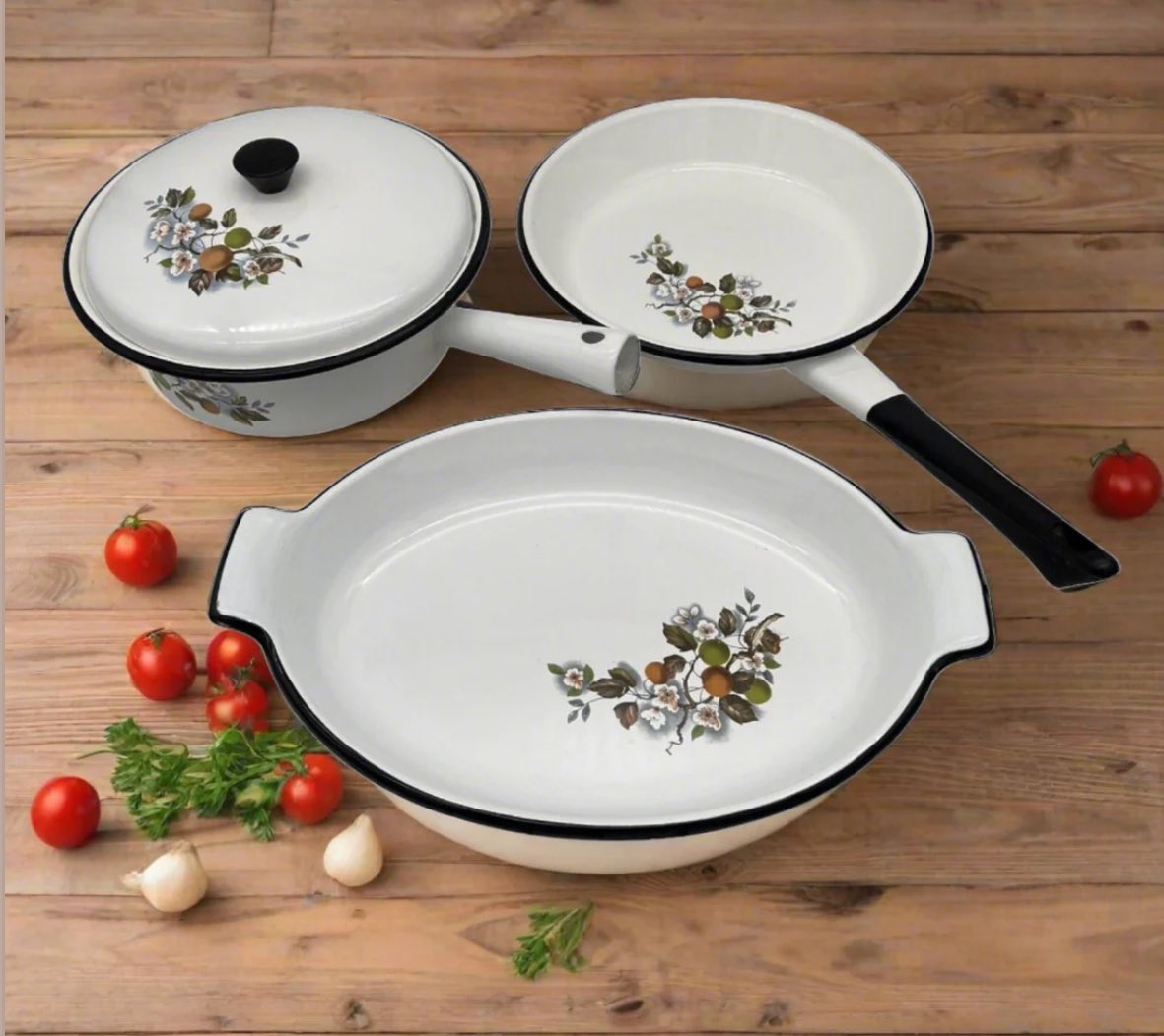 Beautiful French vintage enamel pan set £39.99 free postage #allthingsfrenchstore #vintagekitchen #bargainhunt #kitchenware allthingsfrenchstore.com/products/frenc…