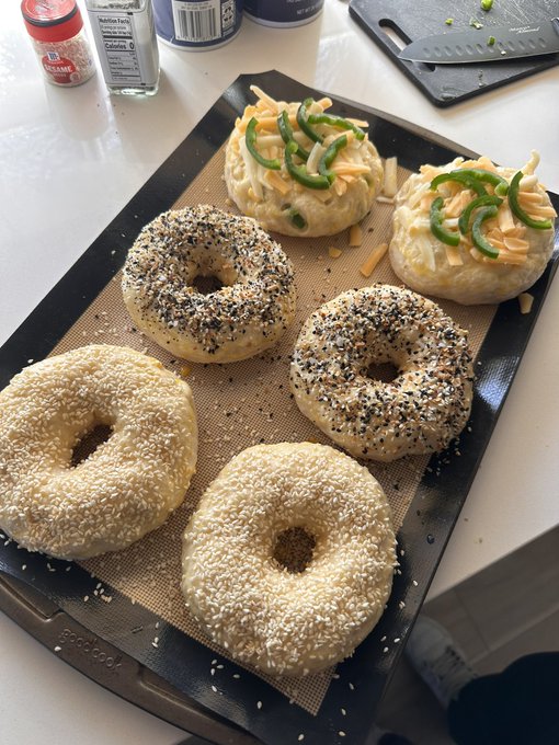 Home made bagels anyone? 😇 https://t.co/5SRiYXLUgn